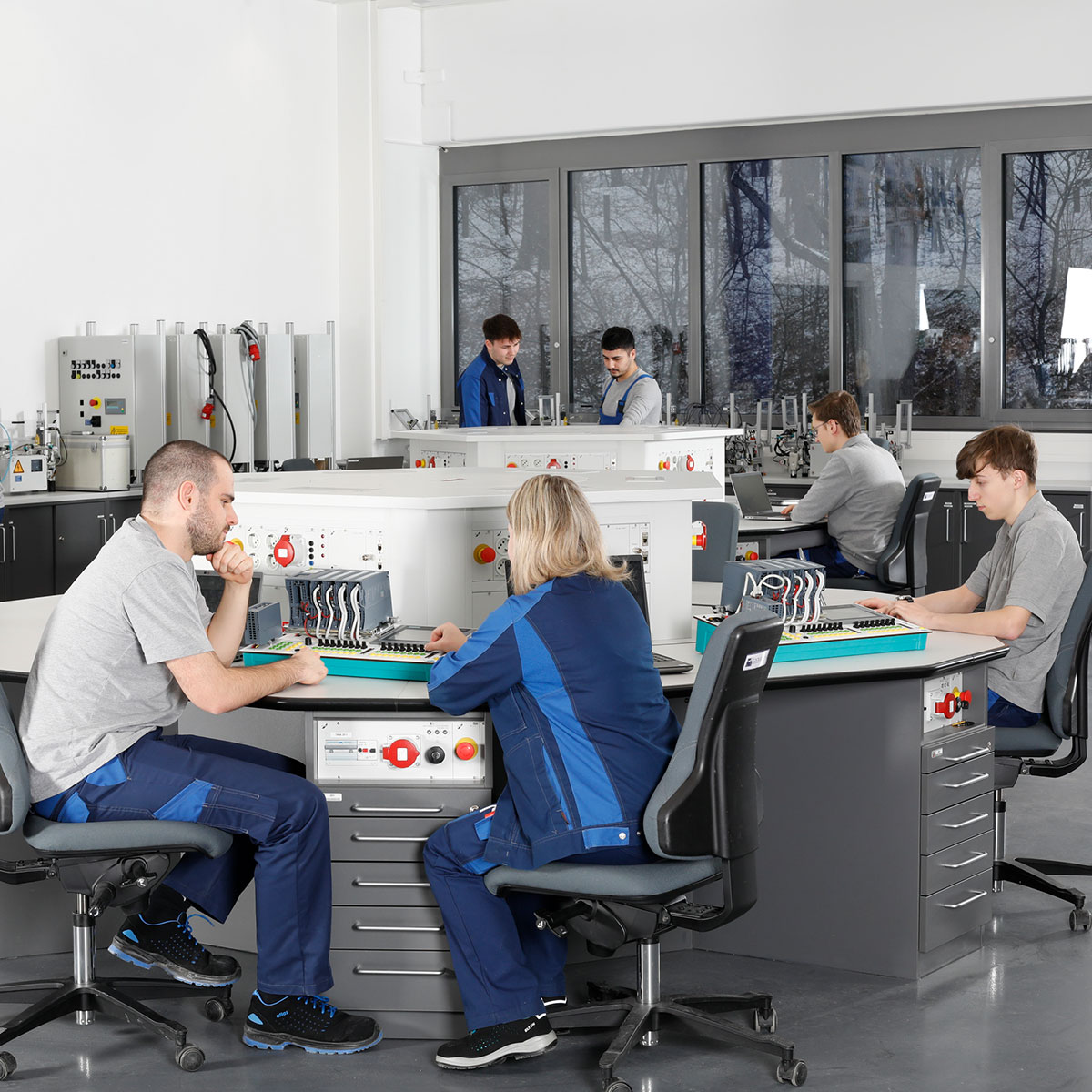 Atelier de formation pratique en laboratoire électrique bott